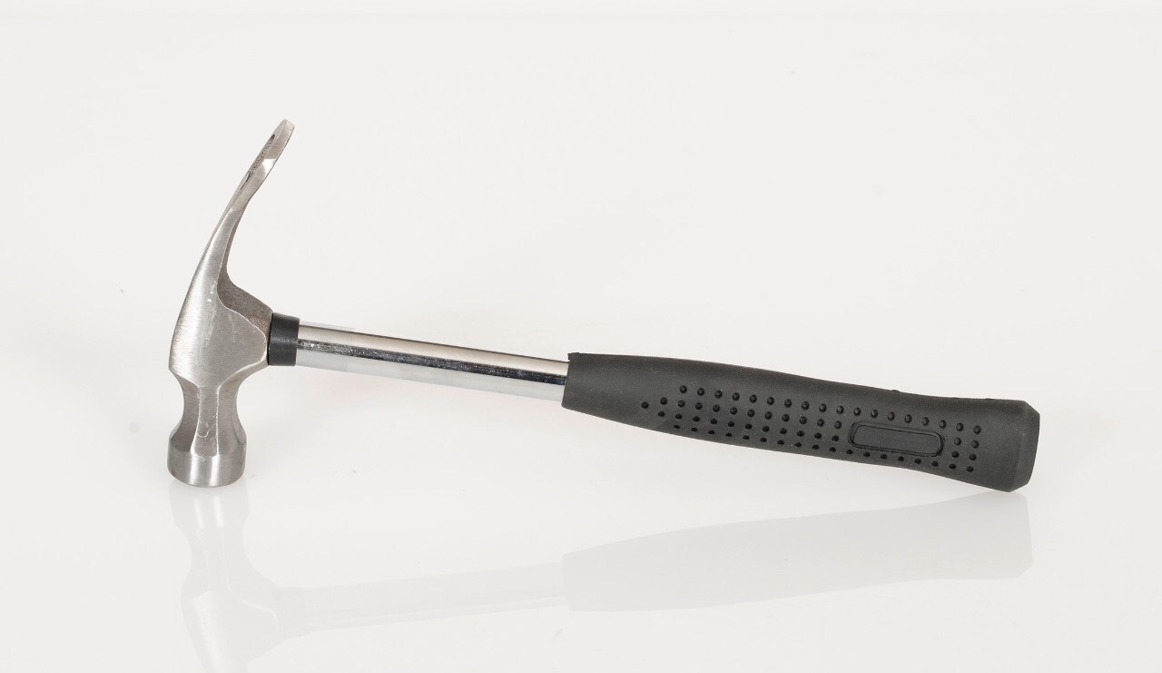 <div class='descrGalleryTitle'>Martello apribottiglie</div><div class='descrGalleryText'><p>Per passare dall'officina al &quot;after work&quot; in un batter d'occhio,&nbsp;niente di meglio di questo martello con apribottiglie integrato. 310 gr e 26 centimetri di lunghezza (6,99 euro)</p>
</div>